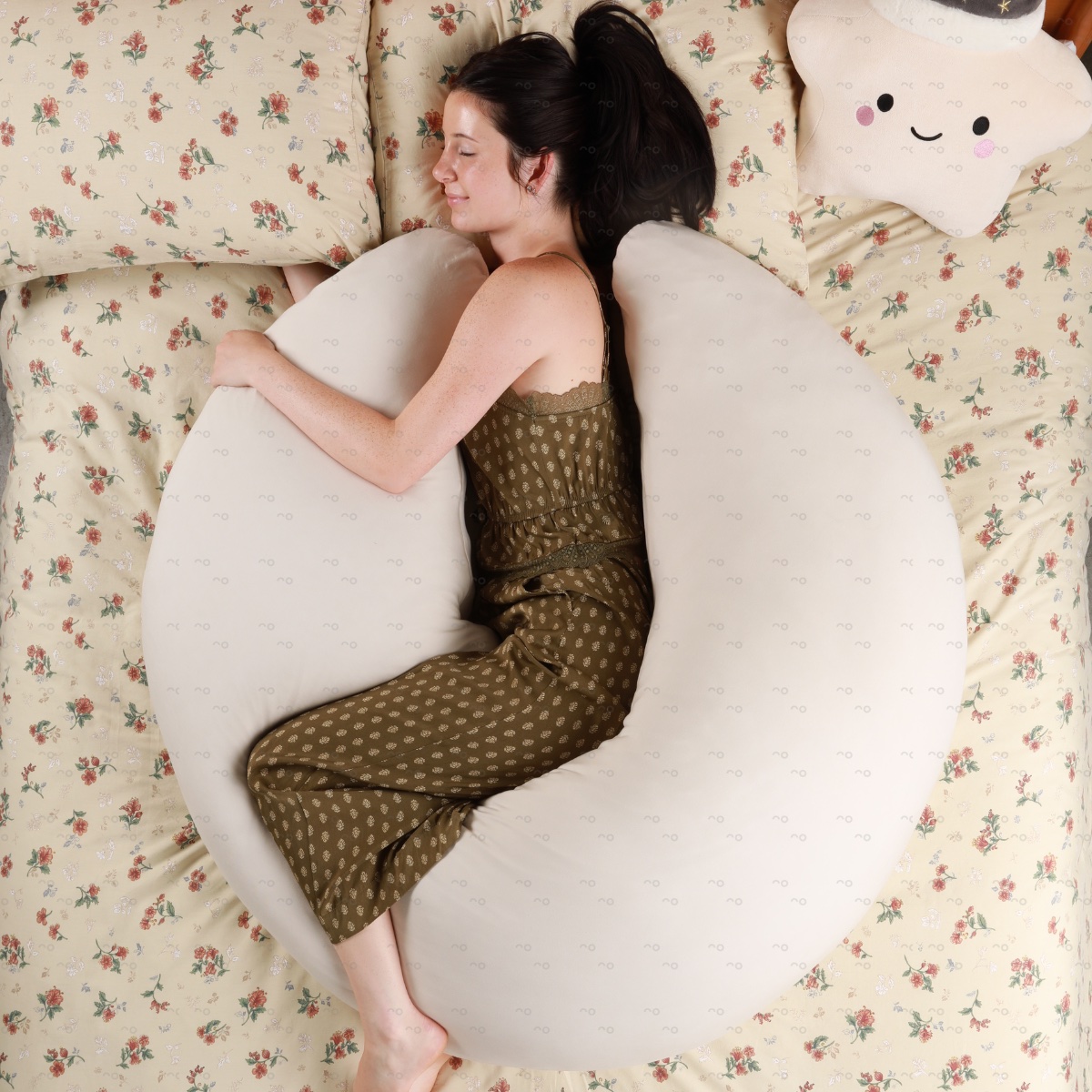 MoonSpoon arranged in a donut-like lounging position